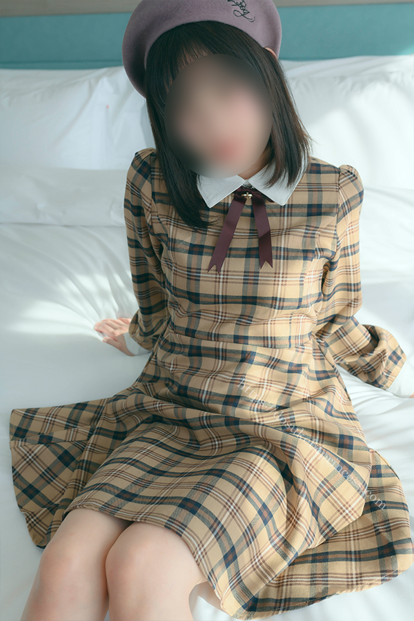 お嬢様風のワンピースを着てポーズをとる女の子