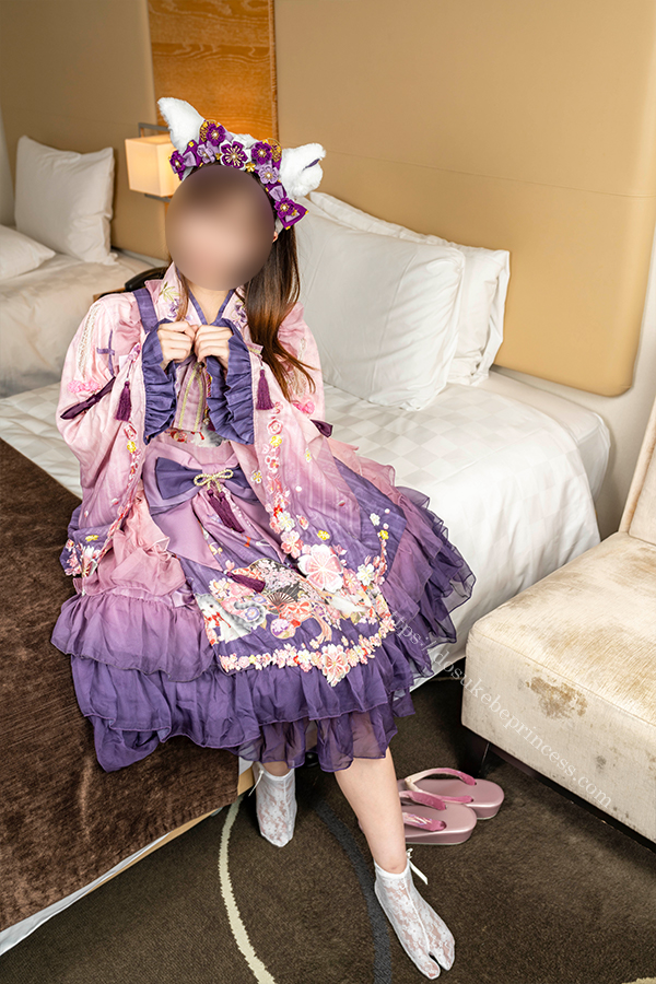 和風ロリータを着てポーズをとる女の子