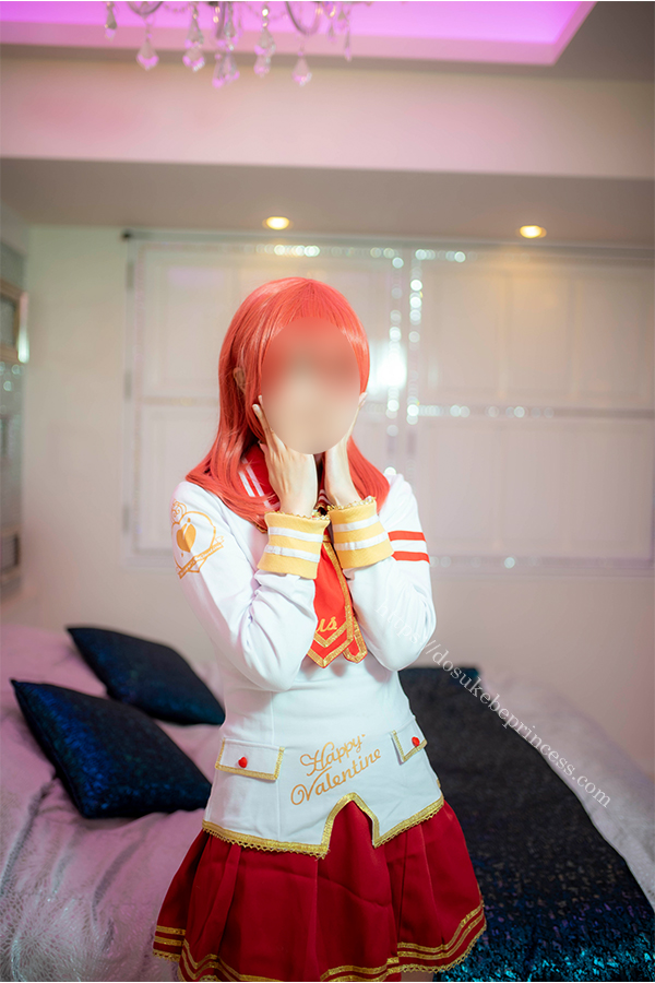 ラブライブ!西木野真姫のコスプレでポーズをとるコスプレイヤー