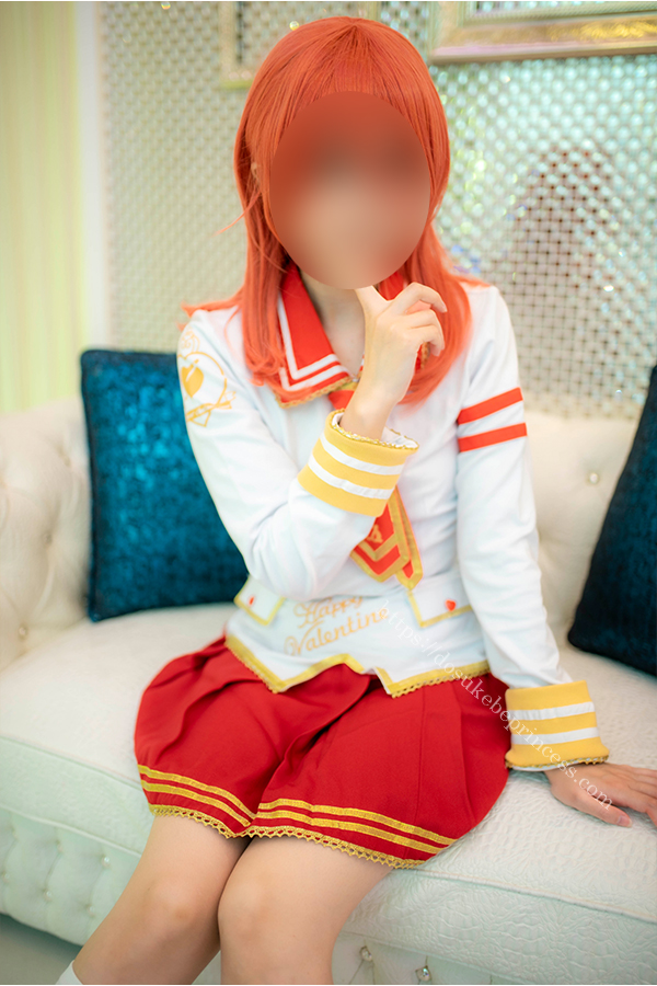 ラブライブ！西木野真姫のコスプレでポーズをとるコスプレイヤー