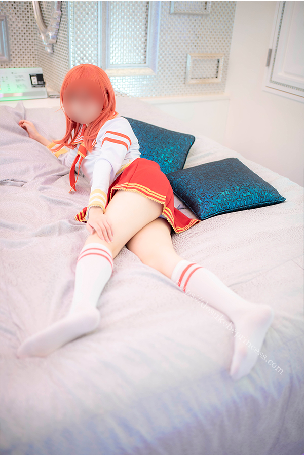 ラブライブ！西木野真姫のコスプレでベッドに寝そべる女の子