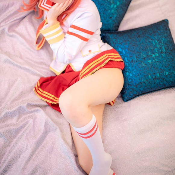 ラブライブ！西木野真姫のコスプレでベッドに寝そべる女の子