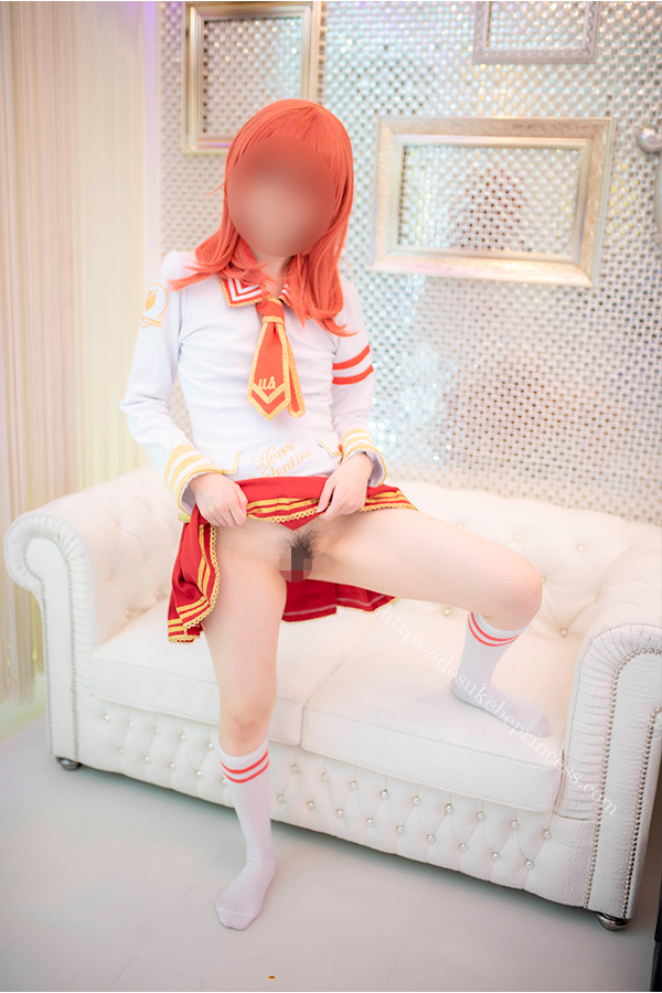 ラブライブ！西木野真姫のコスプレでスカートをまくり裸の下半身を見せつけるコスプレイヤー