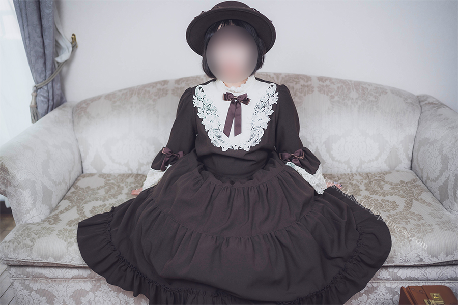 クラロリのロリータ服を着てポーズをとる女の子