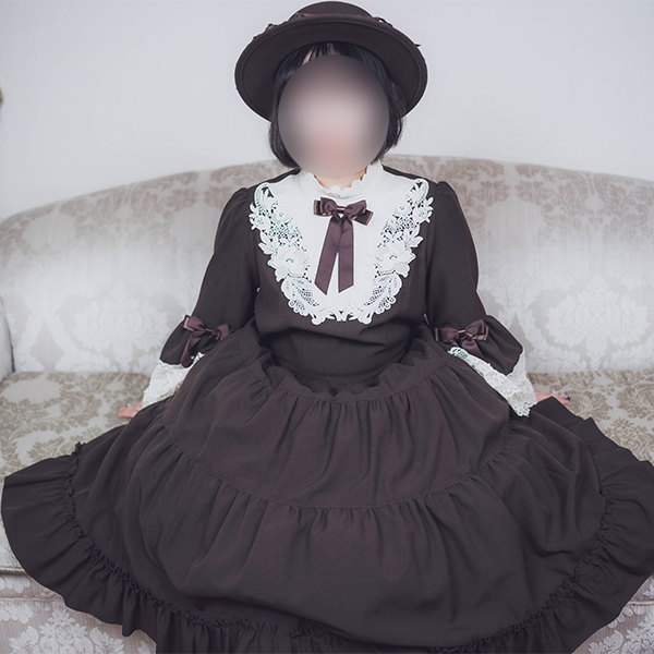 クラロリのロリータ服を着てポーズをとる女の子