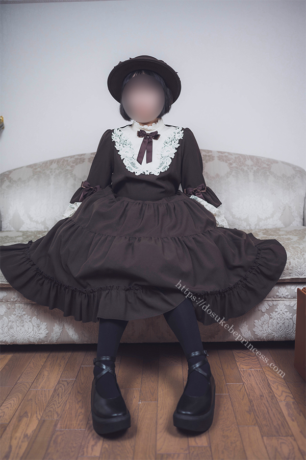 クラロリのロリータ服を着てポーズをとる女の子