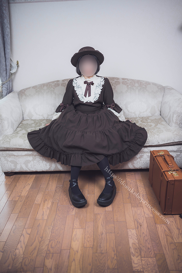 クラロリのロリータ服を着てポーズをとる女の子