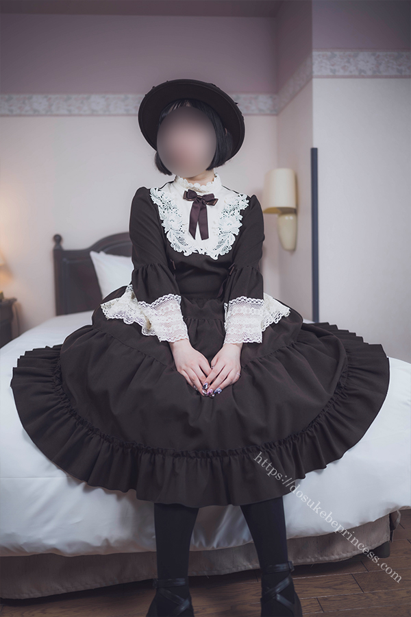 クラロリのロリータ服を着てポーズをとる女の子