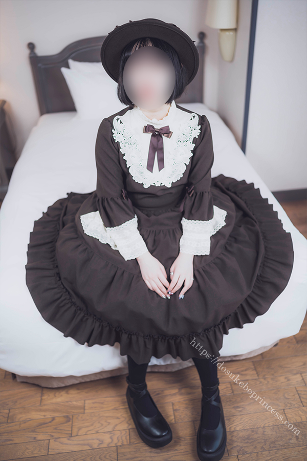 クラロリのロリータ服を着てポーズをとる女の子