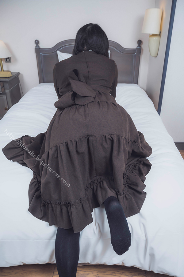 クラロリのロリータ服を着てポーズをとる女の子
