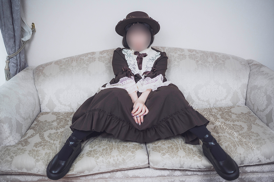 クラロリのロリータ服を着てポーズをとる女の子