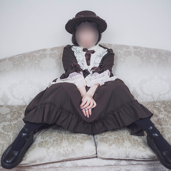 クラロリのロリータ服を着てポーズをとる女の子