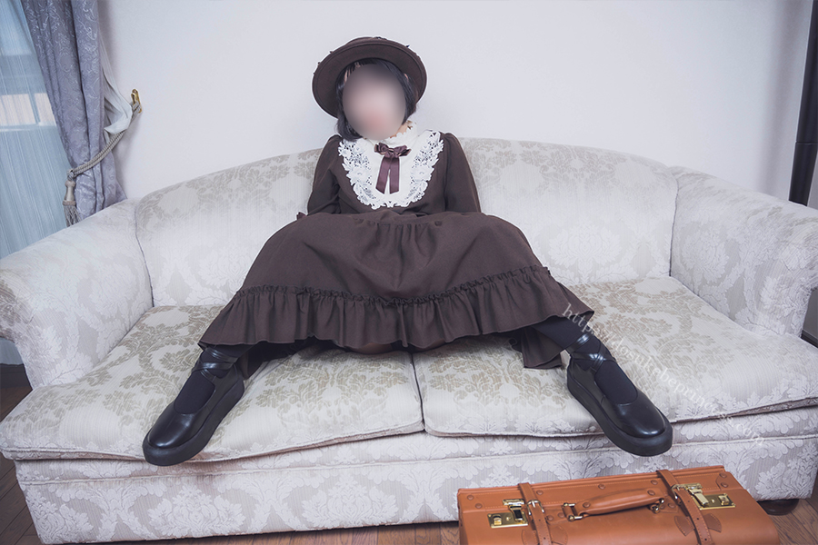クラロリのロリータ服を着てポーズをとる女の子