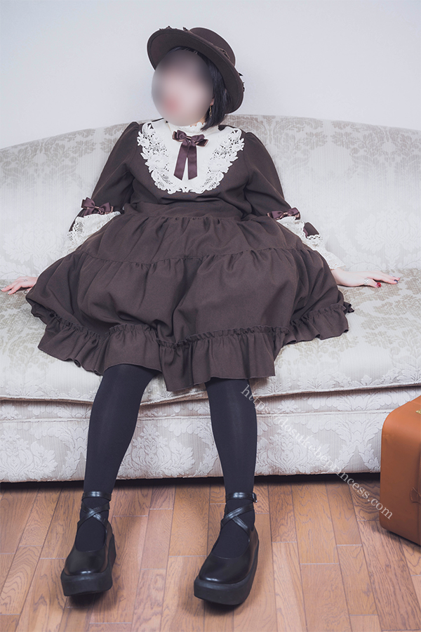 クラロリのロリータ服を着てポーズをとる女の子