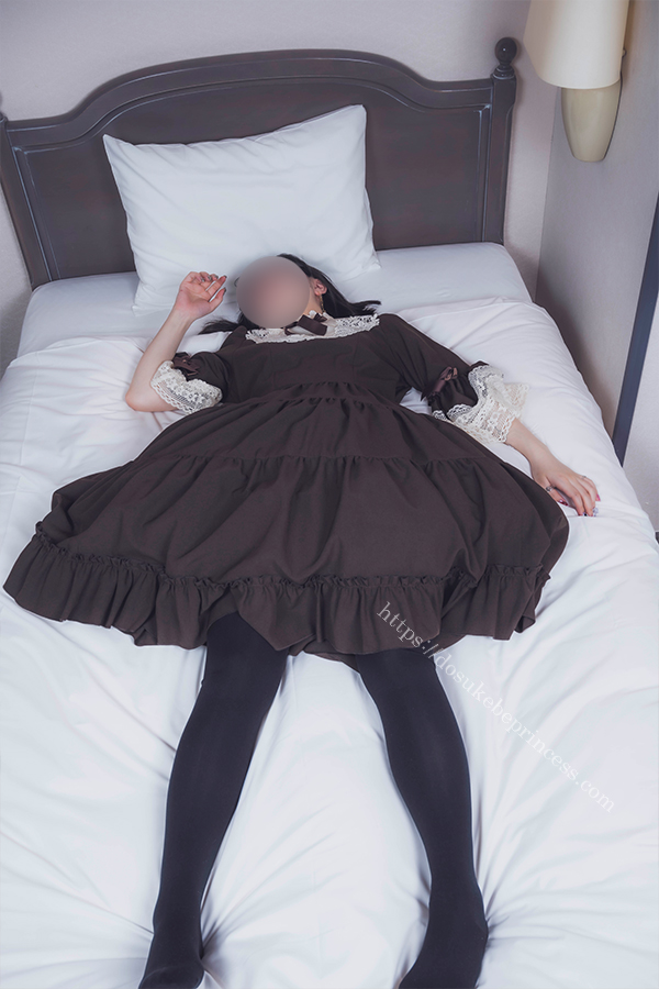 クラロリのロリータ服を着てベッドに寝そべるる女の子