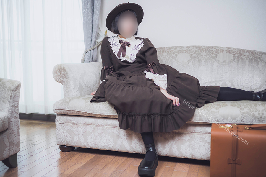 クラロリのロリータ服を着てポーズをとる女の子