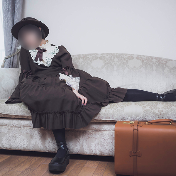 クラロリのロリータ服を着てポーズをとる女の子