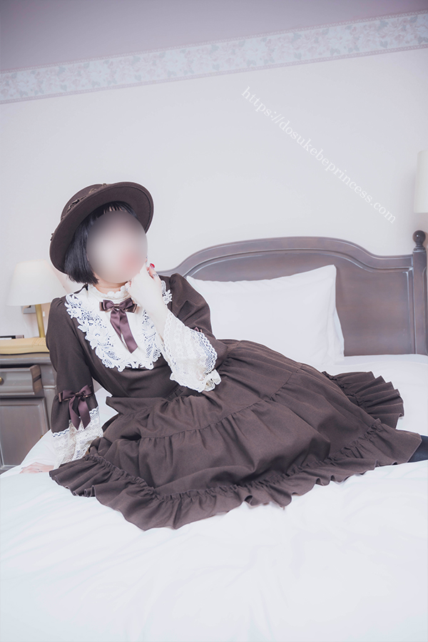 クラロリのロリータ服を着てポーズをとる女の子