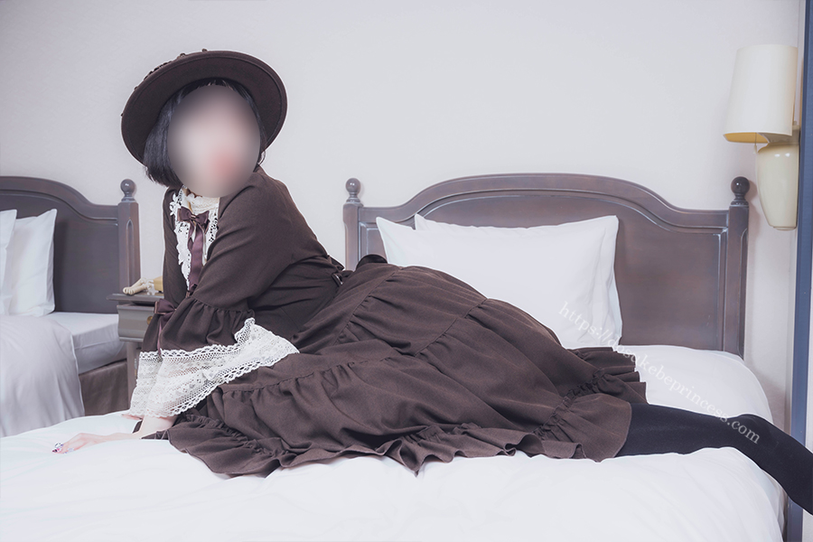 クラロリのロリータ服を着てポーズをとる女の子