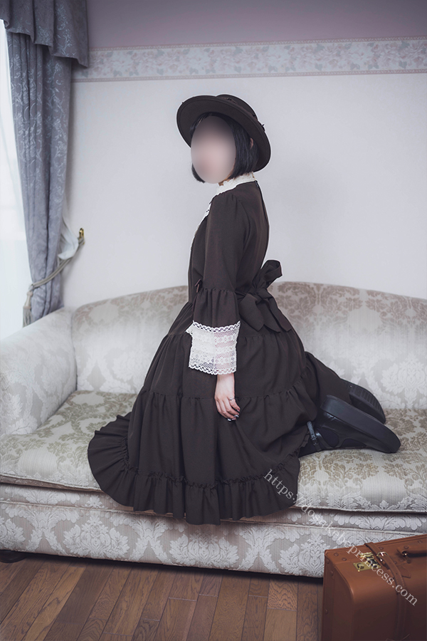 クラロリのロリータ服を着てポーズをとる女の子