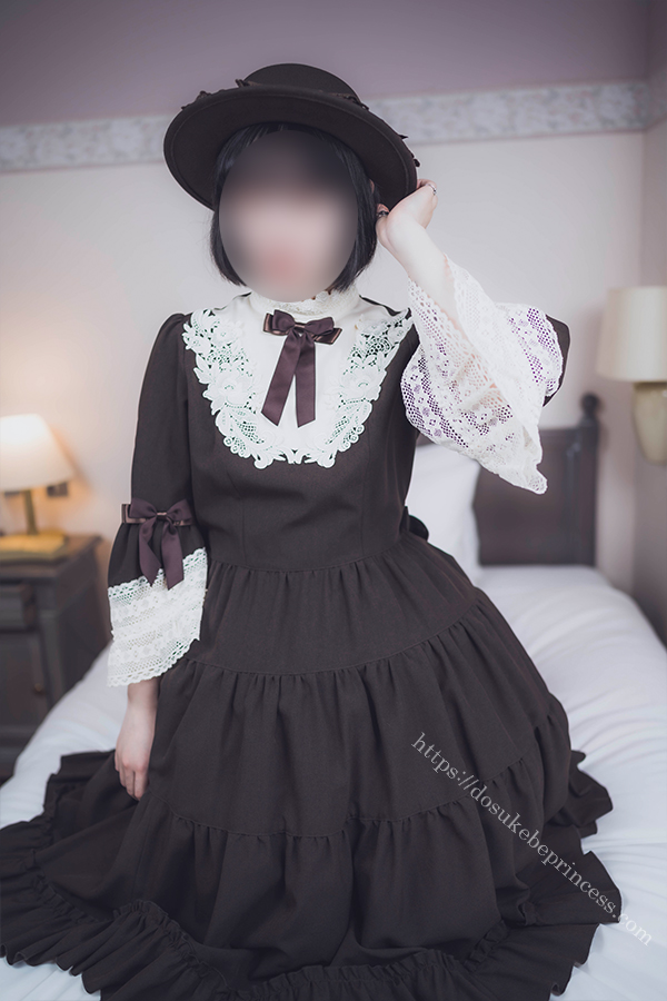 クラロリのロリータ服を着てポーズをとる女の子