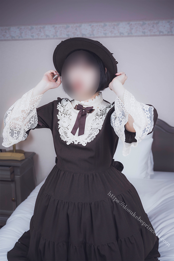 クラロリのロリータ服を着てポーズをとる女の子