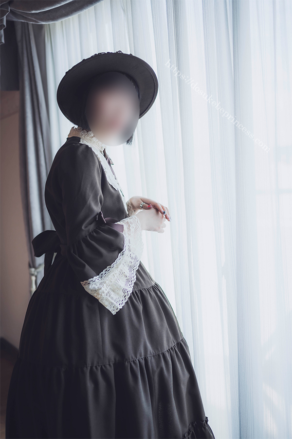 クラロリのロリータ服を着てポーズをとる女の子