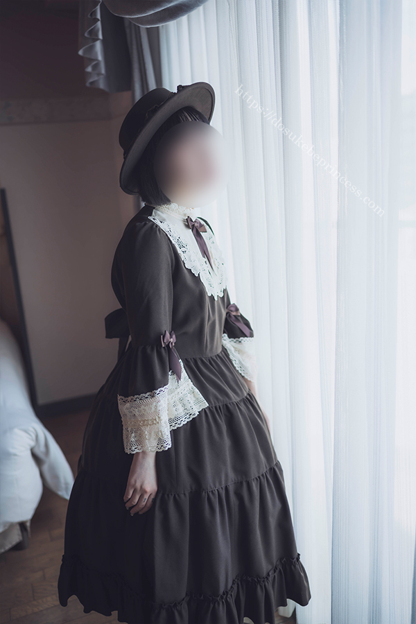クラロリのロリータ服を着てポーズをとる女の子