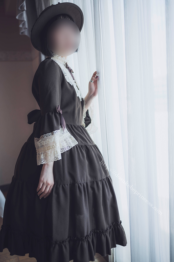 クラロリのロリータ服を着てポーズをとる女の子