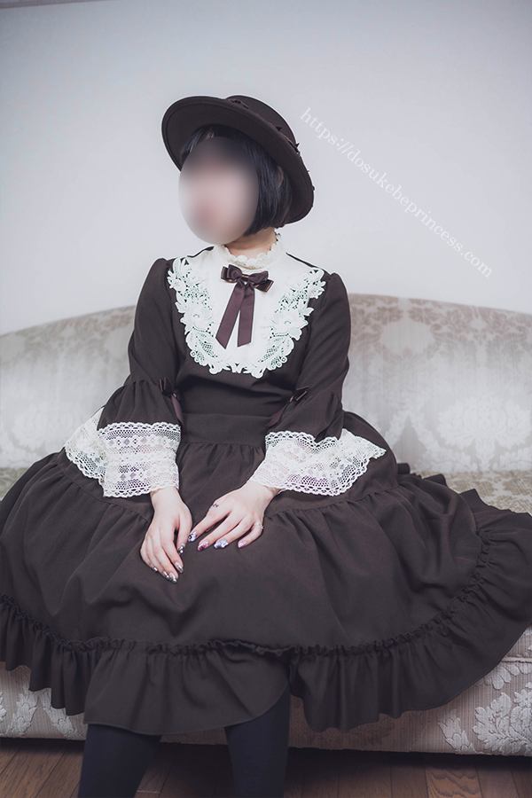 クラロリのロリータ服を着てポーズをとる女の子