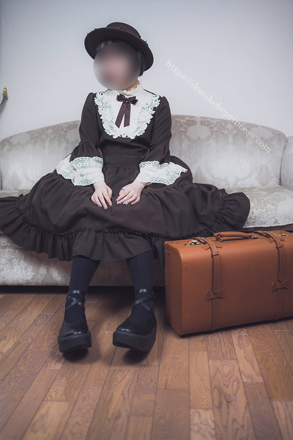 クラロリのロリータ服を着てポーズをとる女の子