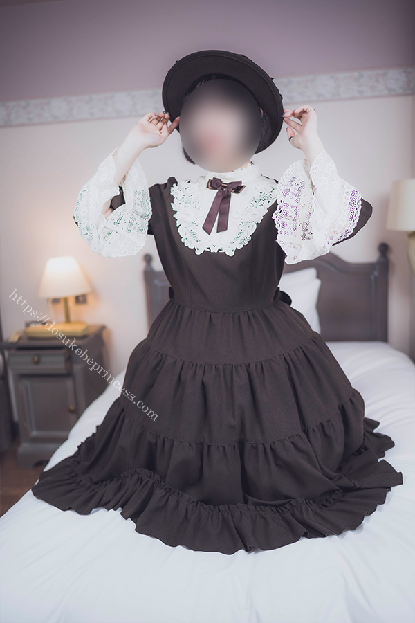 クラロリのロリータ服を着てポーズをとる女の子