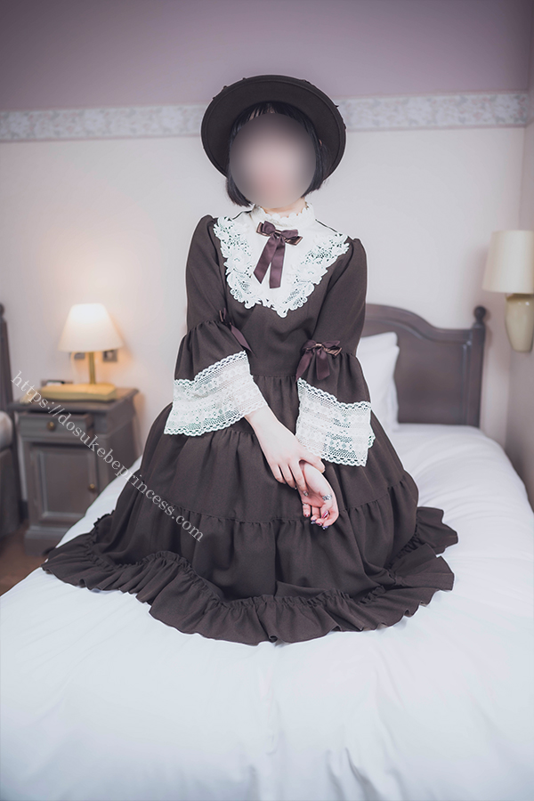 クラロリのロリータ服を着てポーズをとる女の子