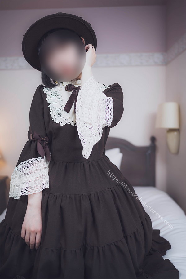 クラロリのロリータ服を着てポーズをとる女の子