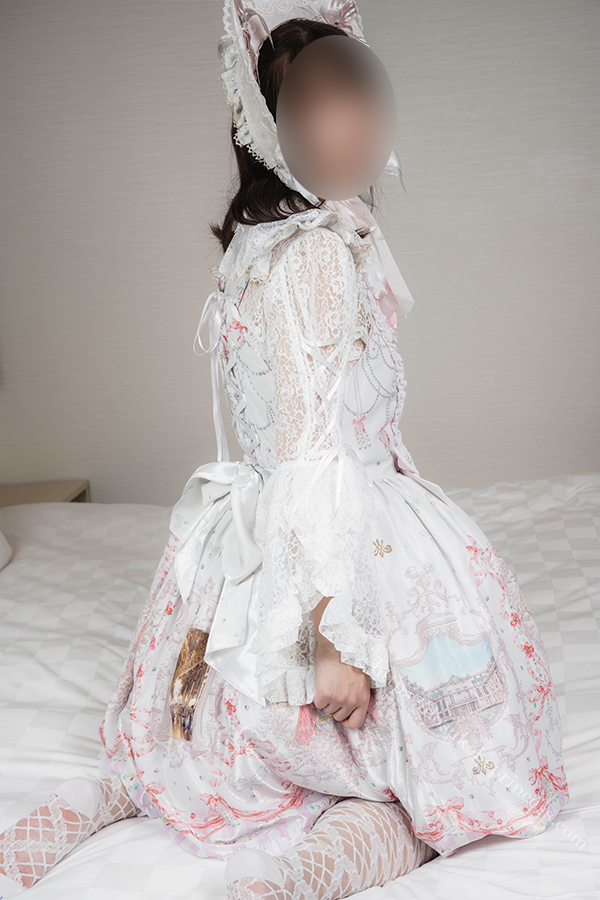 白いロリータ服を着てポーズをとる女の子