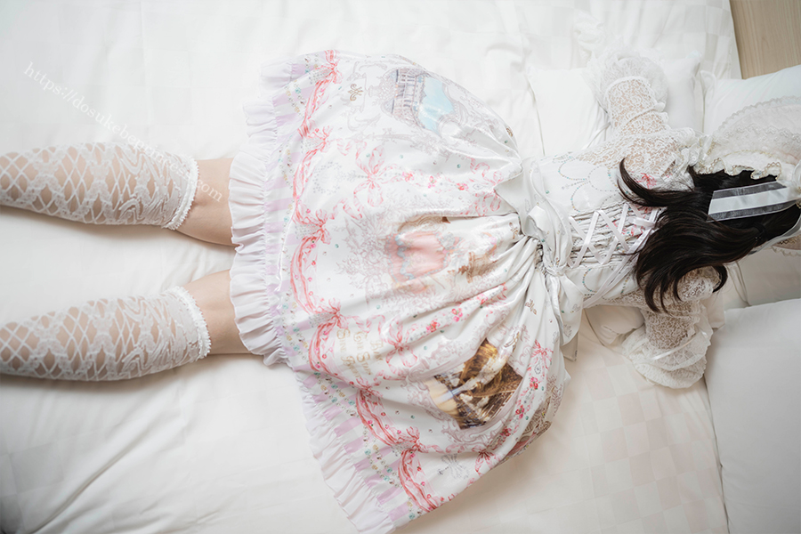 白いロリータ服をまくってパンティを見せる女の子
