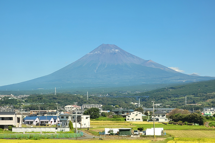 新幹線の車窓から見える富士山