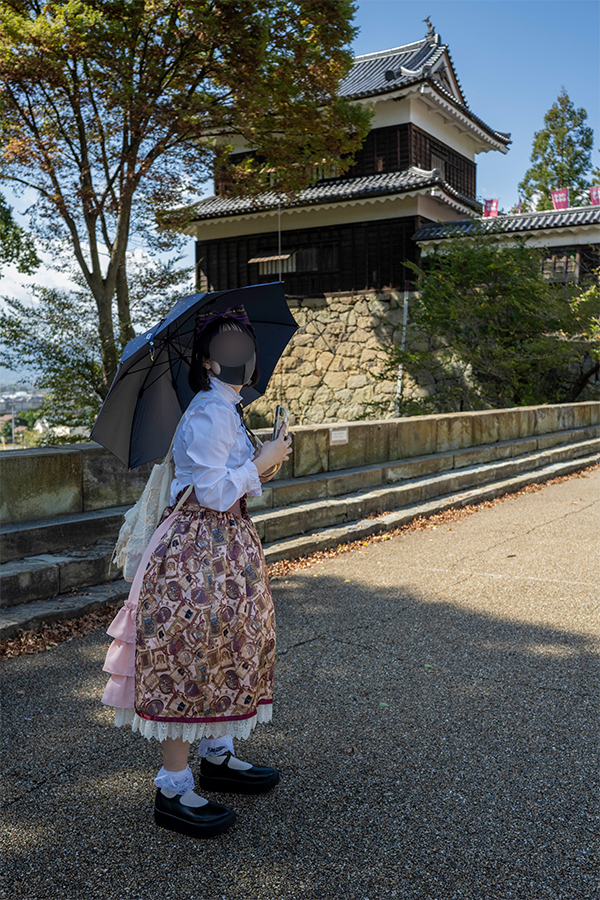 上田城を歩くロリータ服の少女