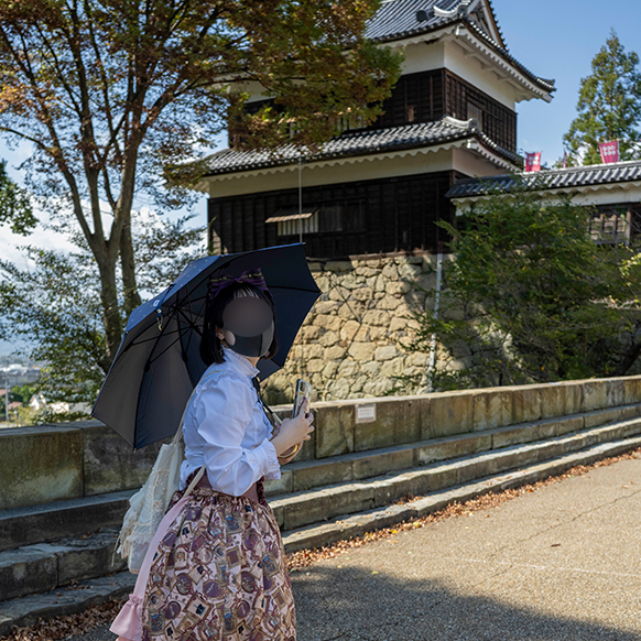 上田城の中を歩くロリータ服の少女
