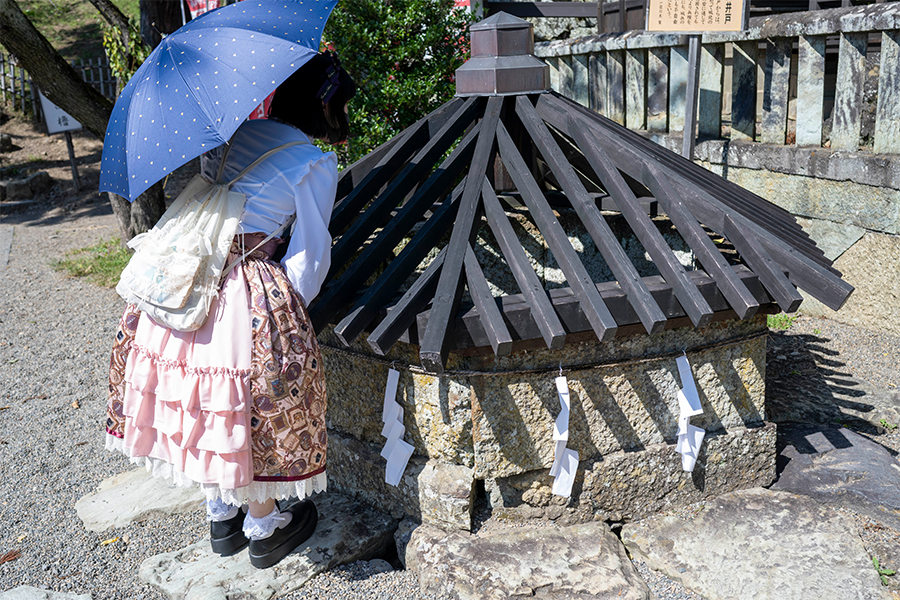真田井戸を覗き込むロリータ服の少女