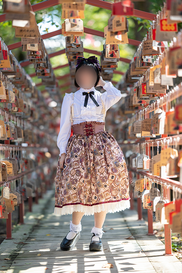 絵馬トンネルの中のロリータ服の少女