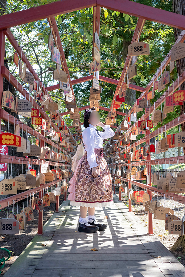 絵馬トンネルの中のロリータ服の少女