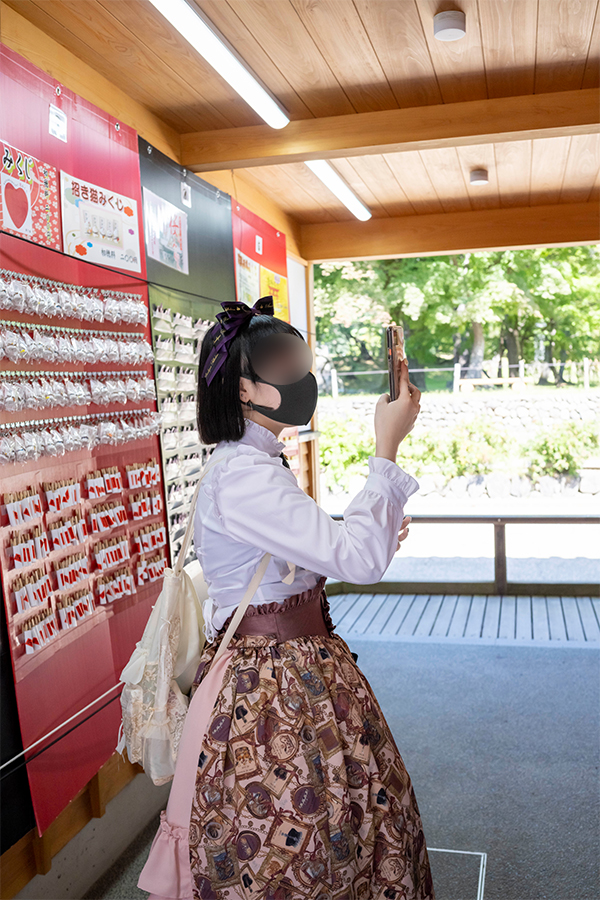 おみくじ通りをで写真を撮るロリータ服の女の子