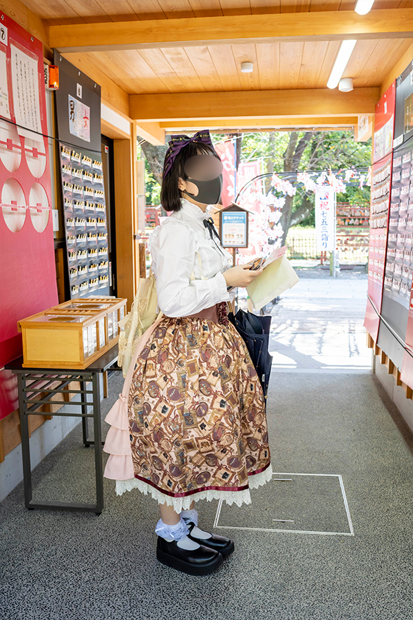 おみくじ通りをで写真を撮るロリータ服の女の子