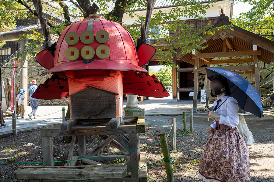 真田神社の大きな兜のオブジェとロリータ服を着た女のコ