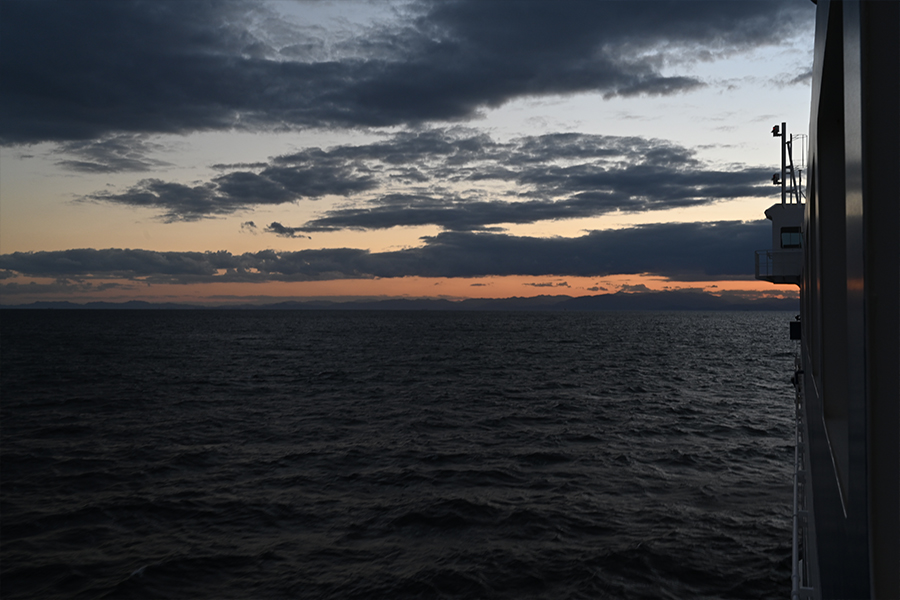 南海フェリーの甲板から見える夕焼け