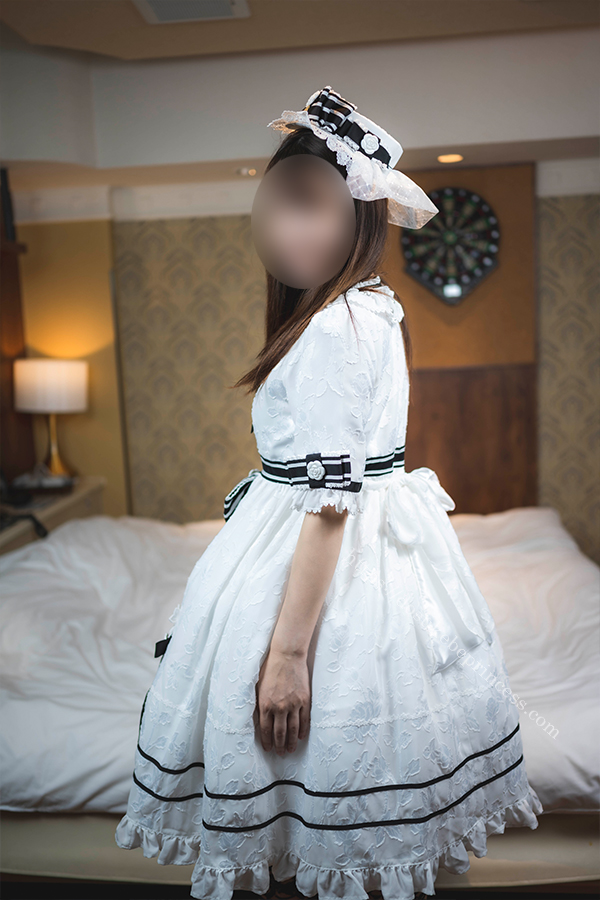 ロリータ服を着てポーズをとる女の子