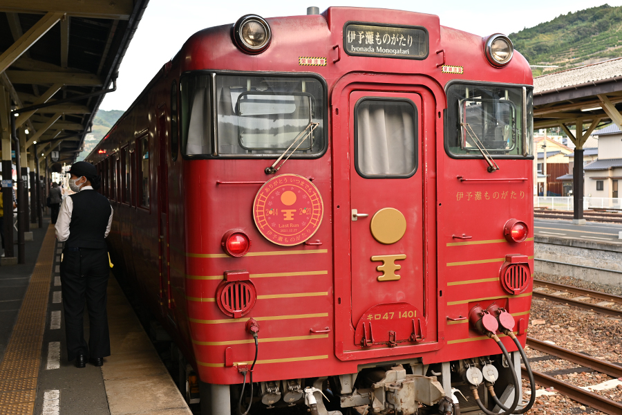 八幡浜駅に停車中の伊予灘ものがたり