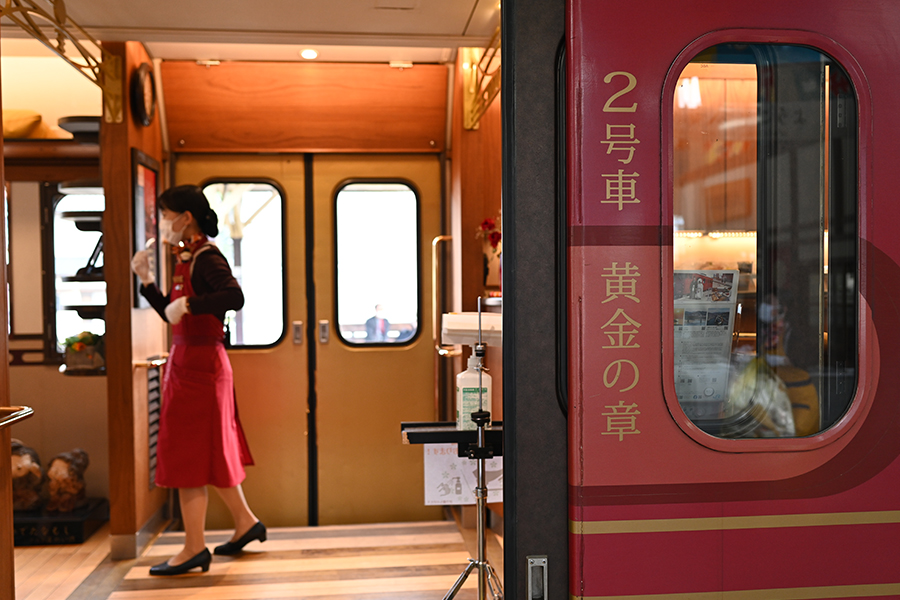 伊予灘ものがたり2号車黄金の章の出入り口