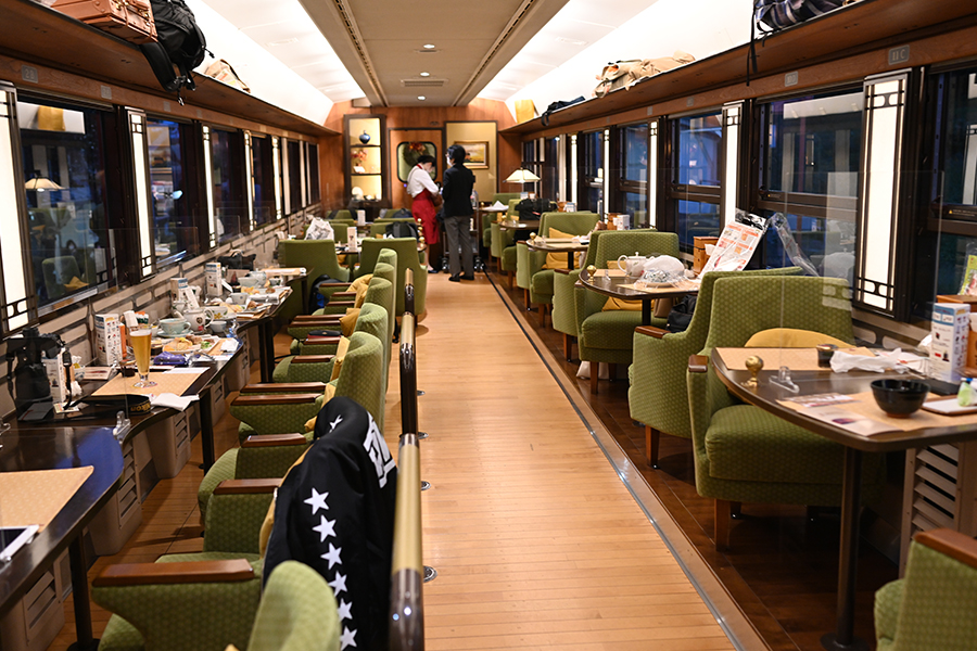 伊予灘ものがたりの車内